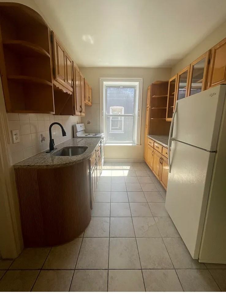 186 E 38th St #3 - Photo 5 of 13