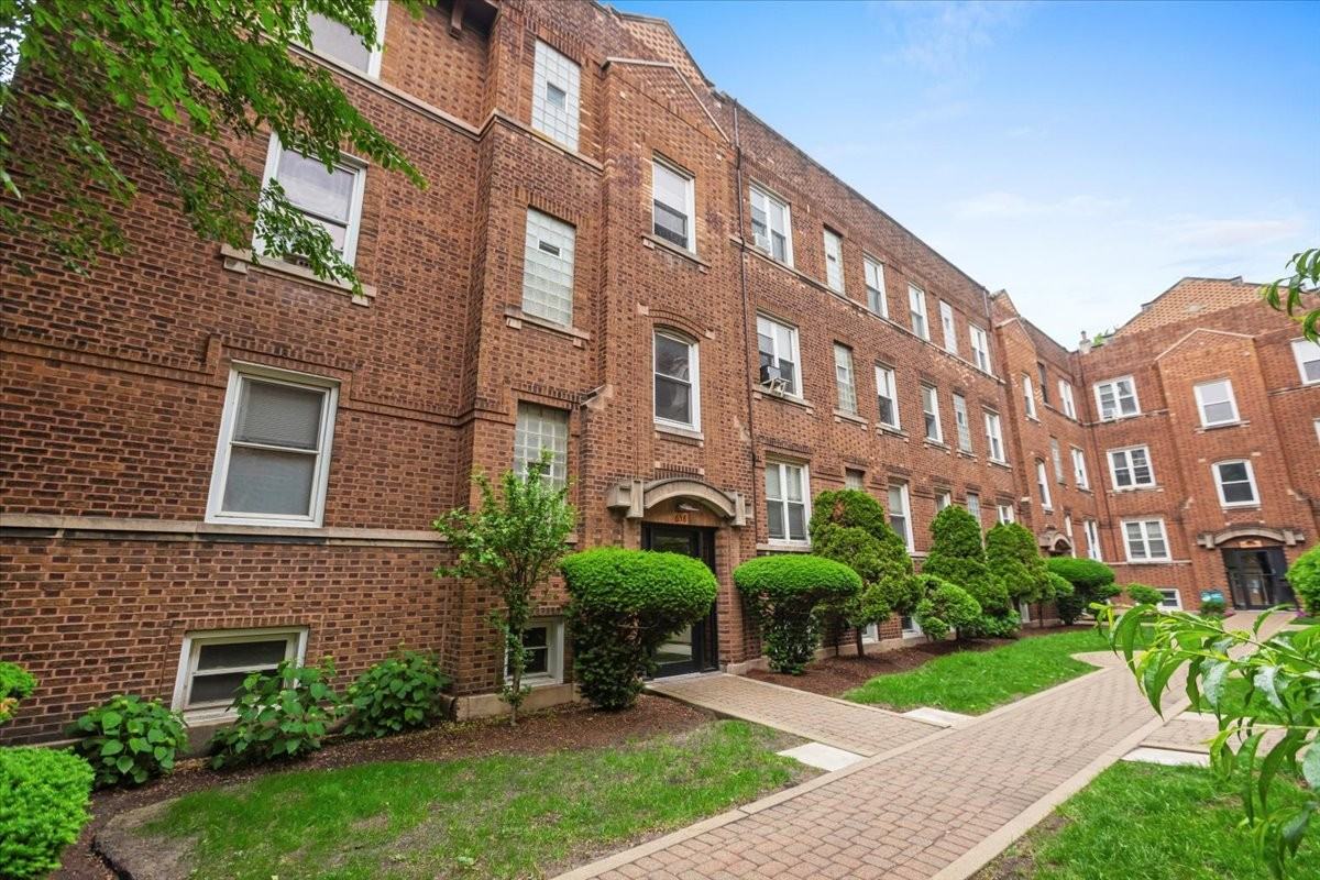 656 W Oakdale Ave #1C