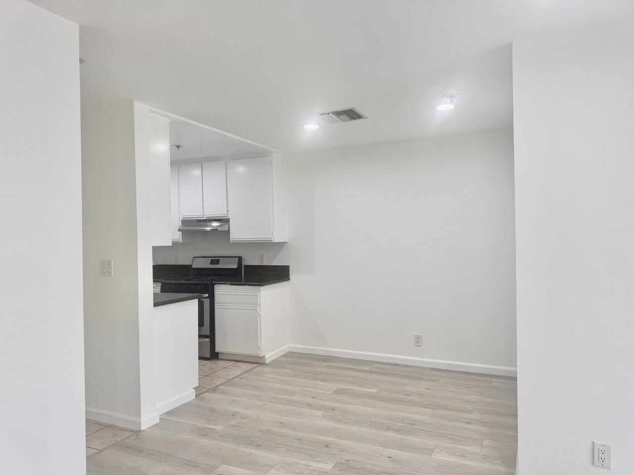 100 N Clark - Photo 7 of 10