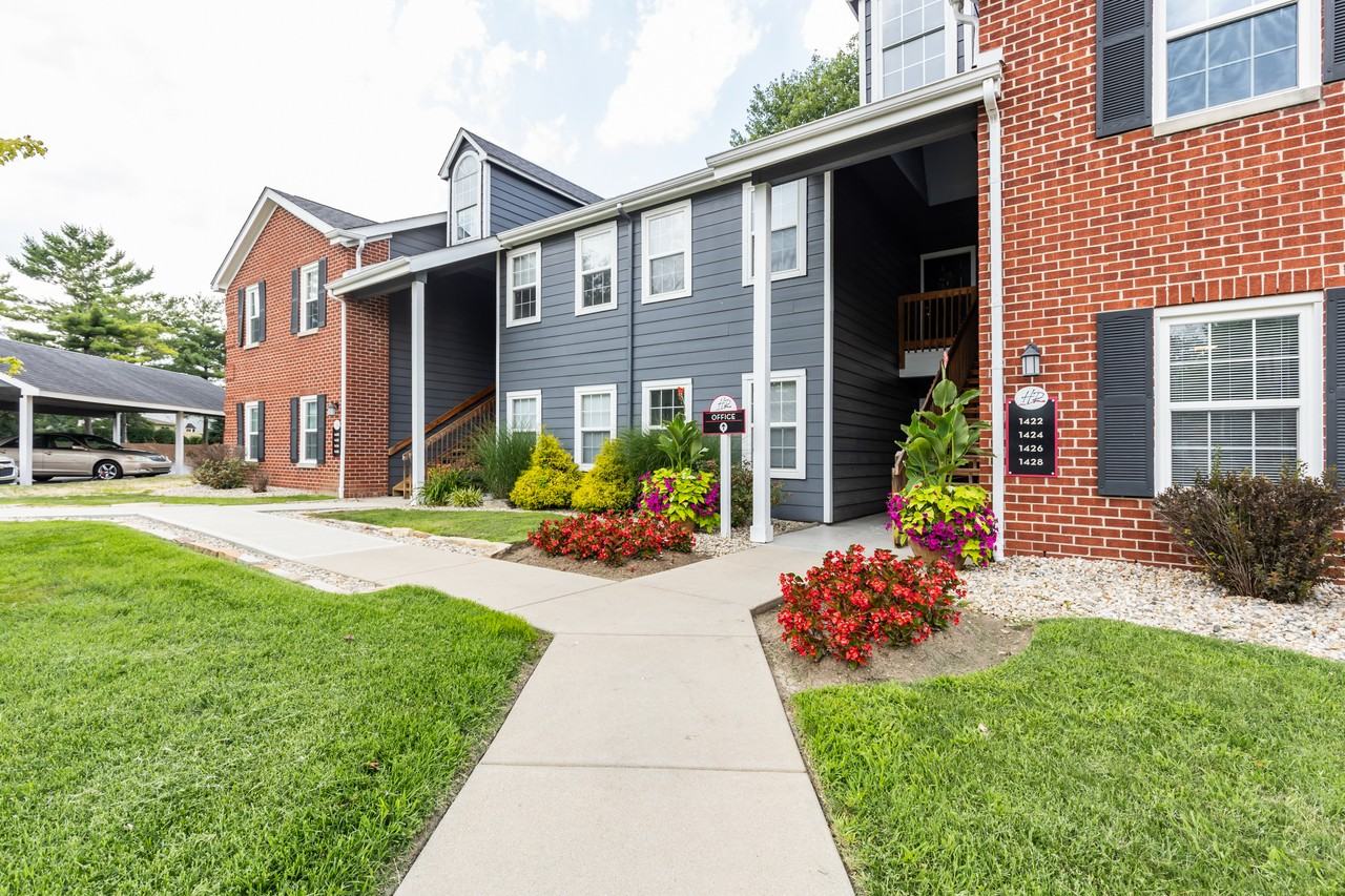 Hunters Point Apartments - Photo 7 of 104