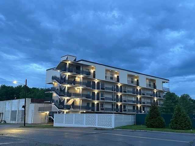 45 South West End Boulevard - Photo 3 of 50