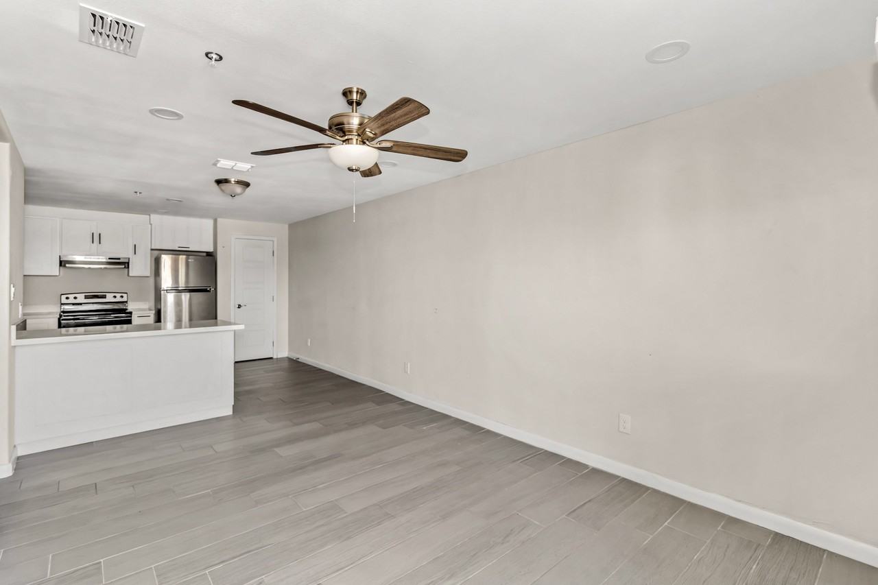 607 East Washington Street - Photo 3 of 10