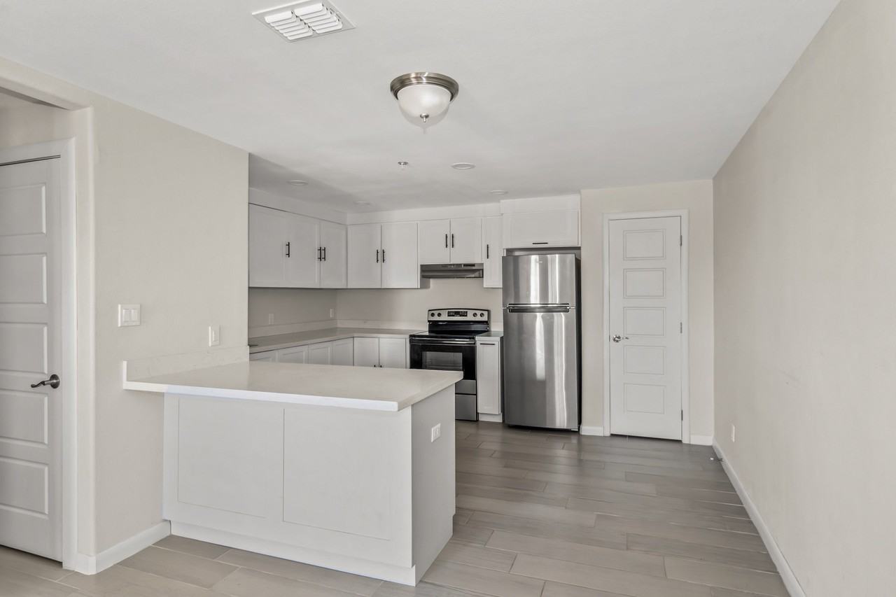 607 East Washington Street - Photo 4 of 10