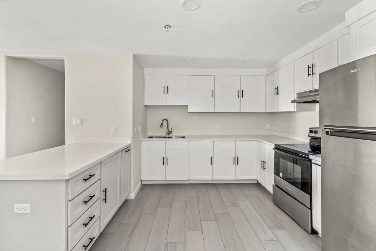 607 East Washington Street - Photo 5 of 10