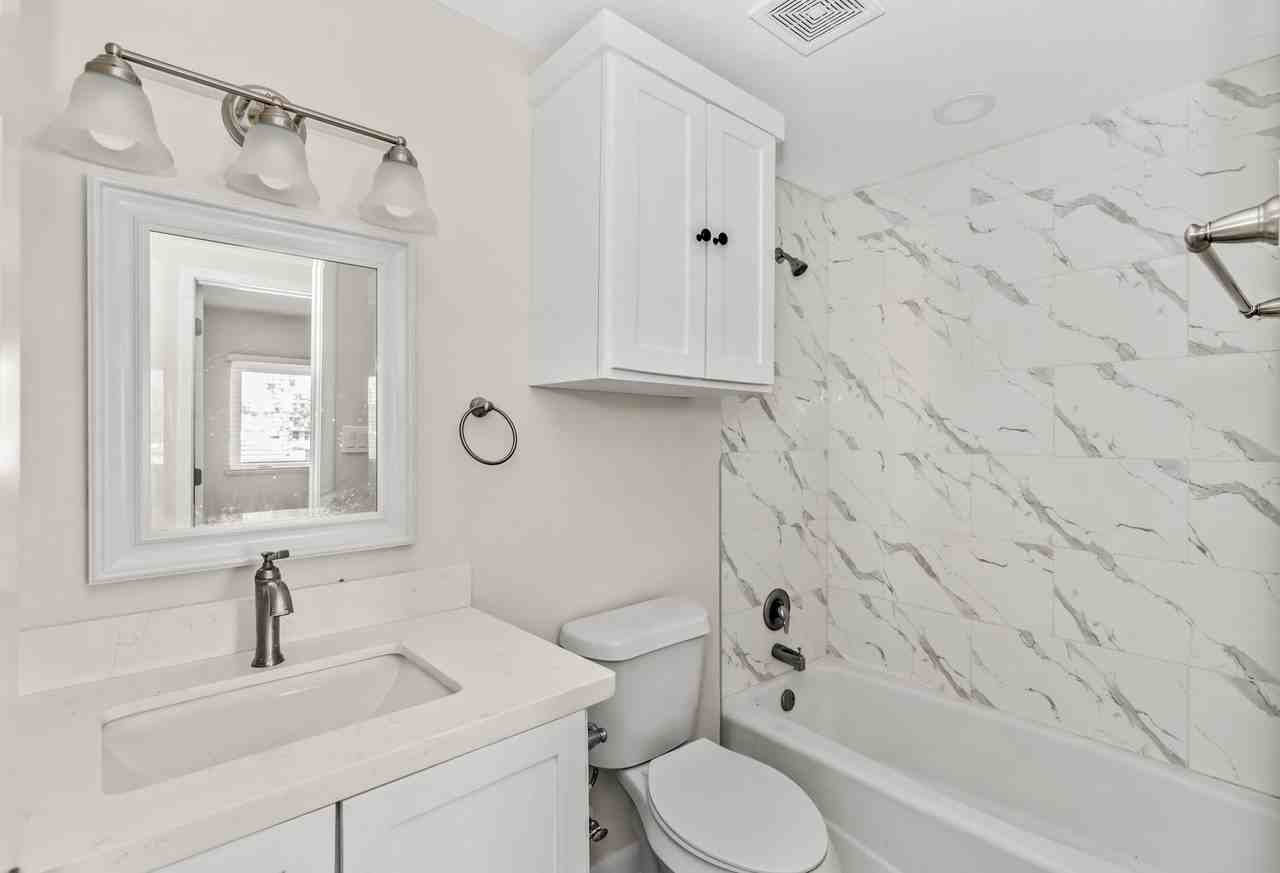 607 East Washington Street - Photo 6 of 10