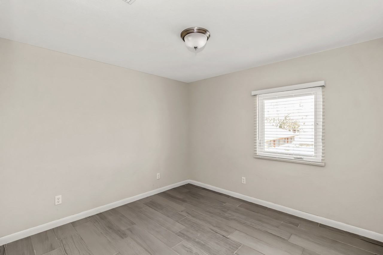 607 East Washington Street - Photo 7 of 10