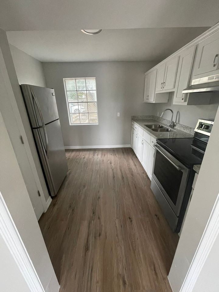 913 Athol Street - Photo 2 of 10