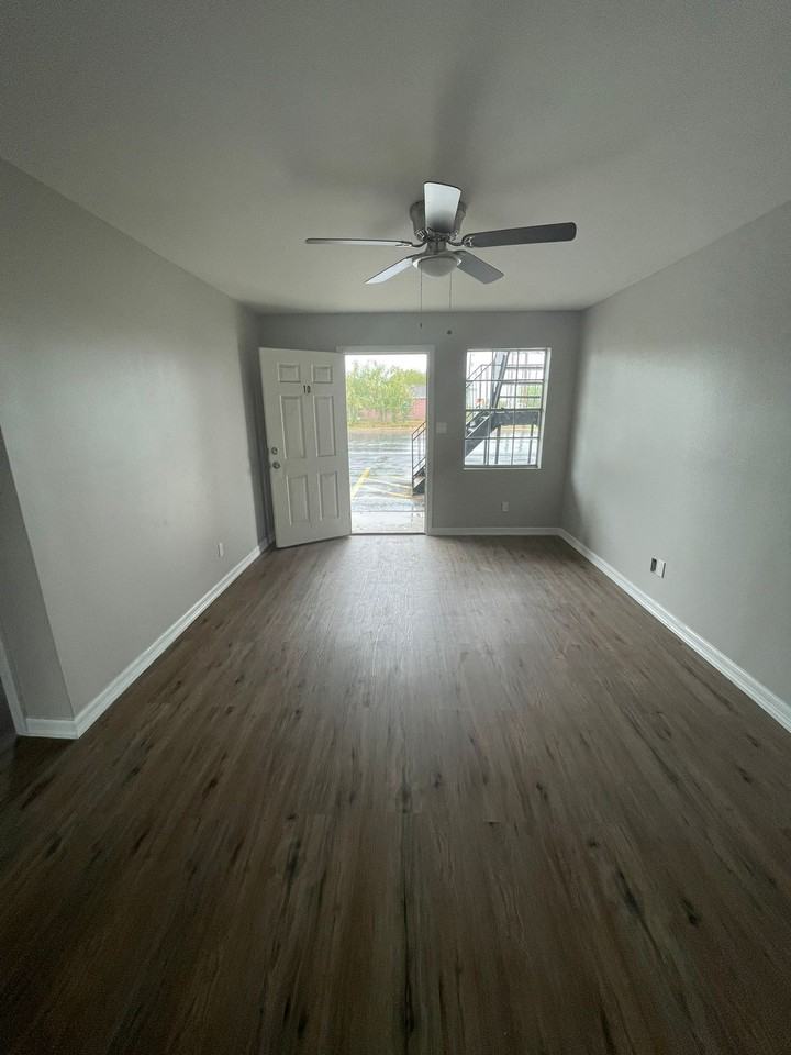 913 Athol Street - Photo 5 of 10