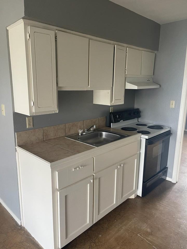 102 South Holland Avenue - Photo 2 of 15