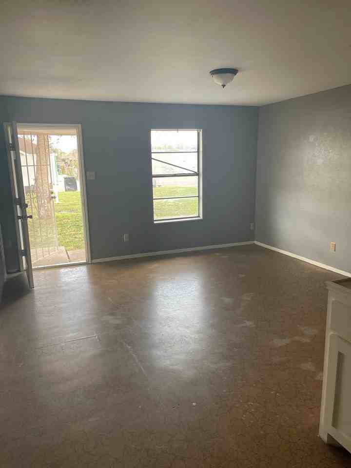 102 South Holland Avenue - Photo 3 of 15