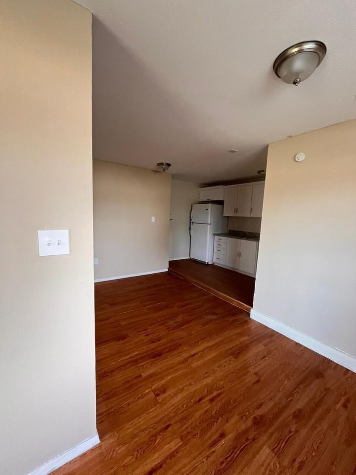 102 South Holland Avenue - Photo 6 of 15