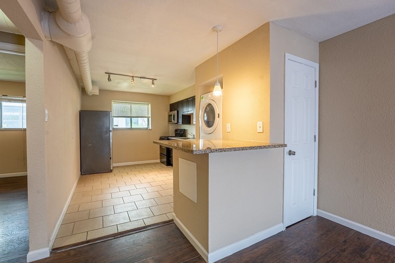 3960 West Pine Boulevard - Photo 3 of 9