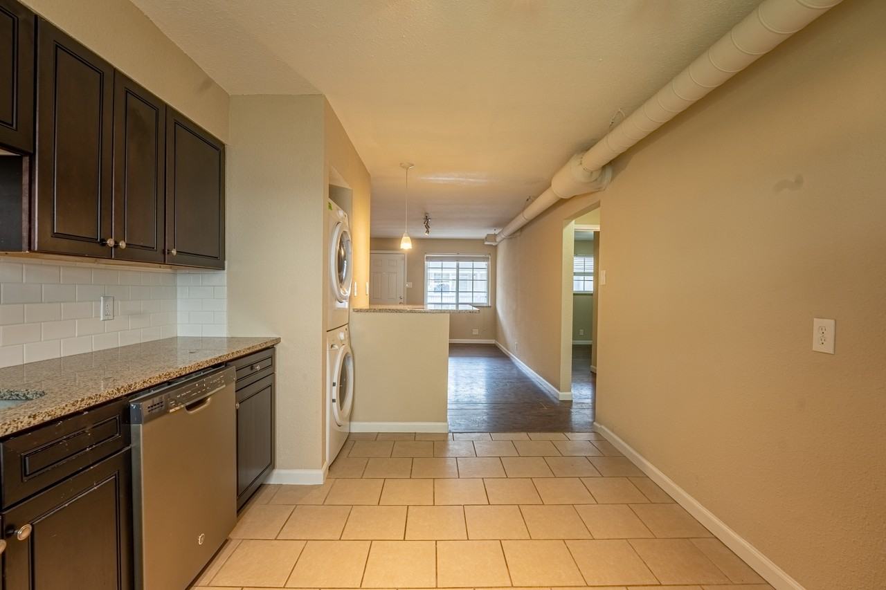 3960 West Pine Boulevard - Photo 4 of 9