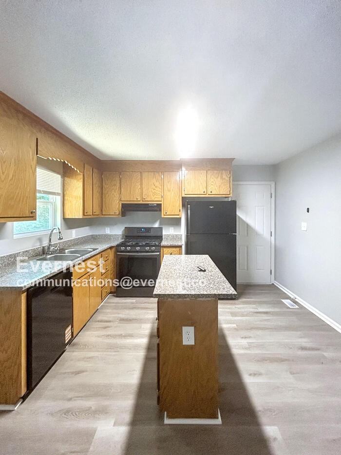 609 Ben Rich St - Photo 2 of 16