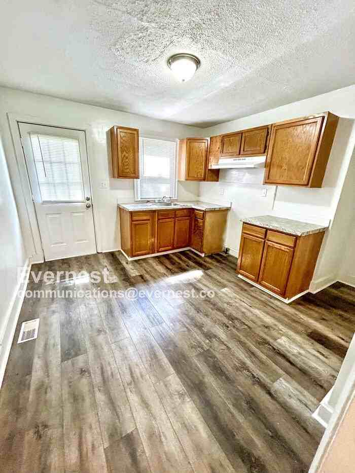 2823 N Glenn Ave - Photo 2 of 19