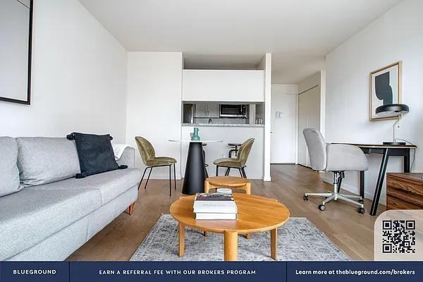 W 94th St #9I - Photo 4 of 20