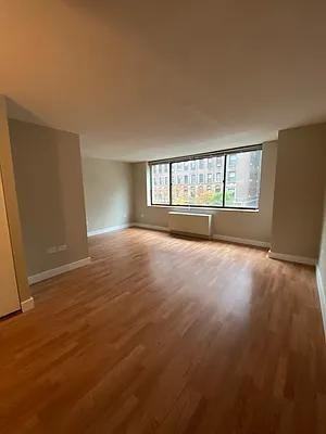 W 89th St #004N - Photo 2 of 20