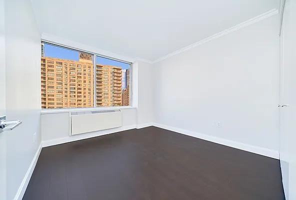 Riverside Blvd #18K - Photo 2 of 11