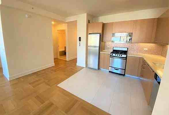 W 63rd St #1004 - Photo 3 of 20