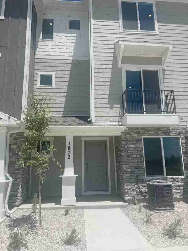 1872 E Thunder Ln - Photo 2 of 20