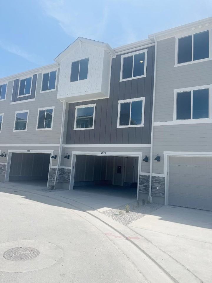 1872 E Thunder Ln - Photo 3 of 20