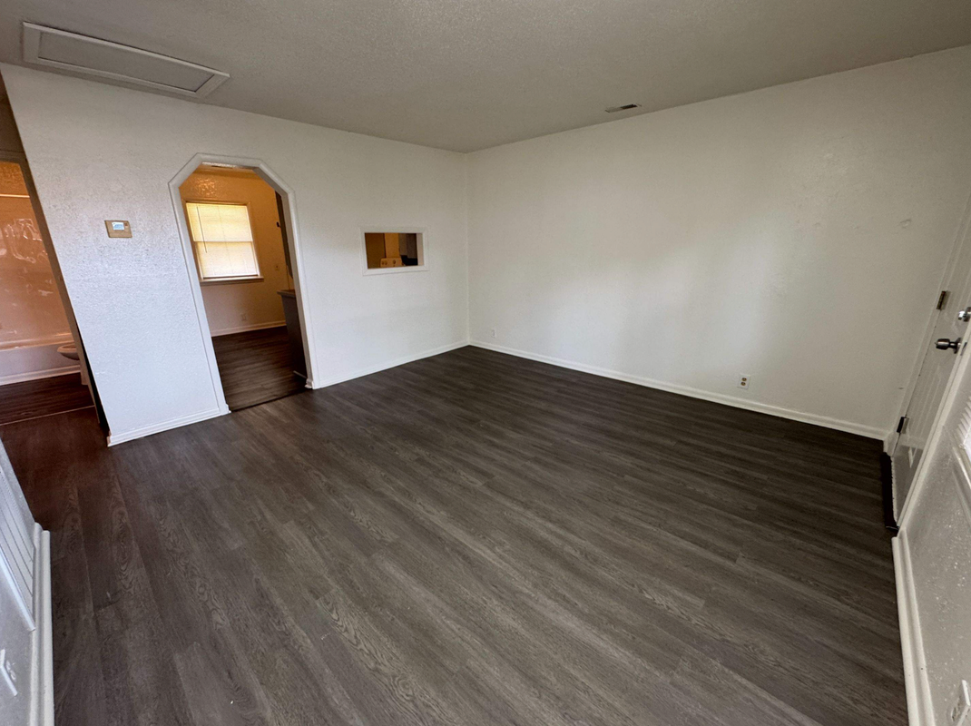 209 Commercial St - Photo 3 of 10