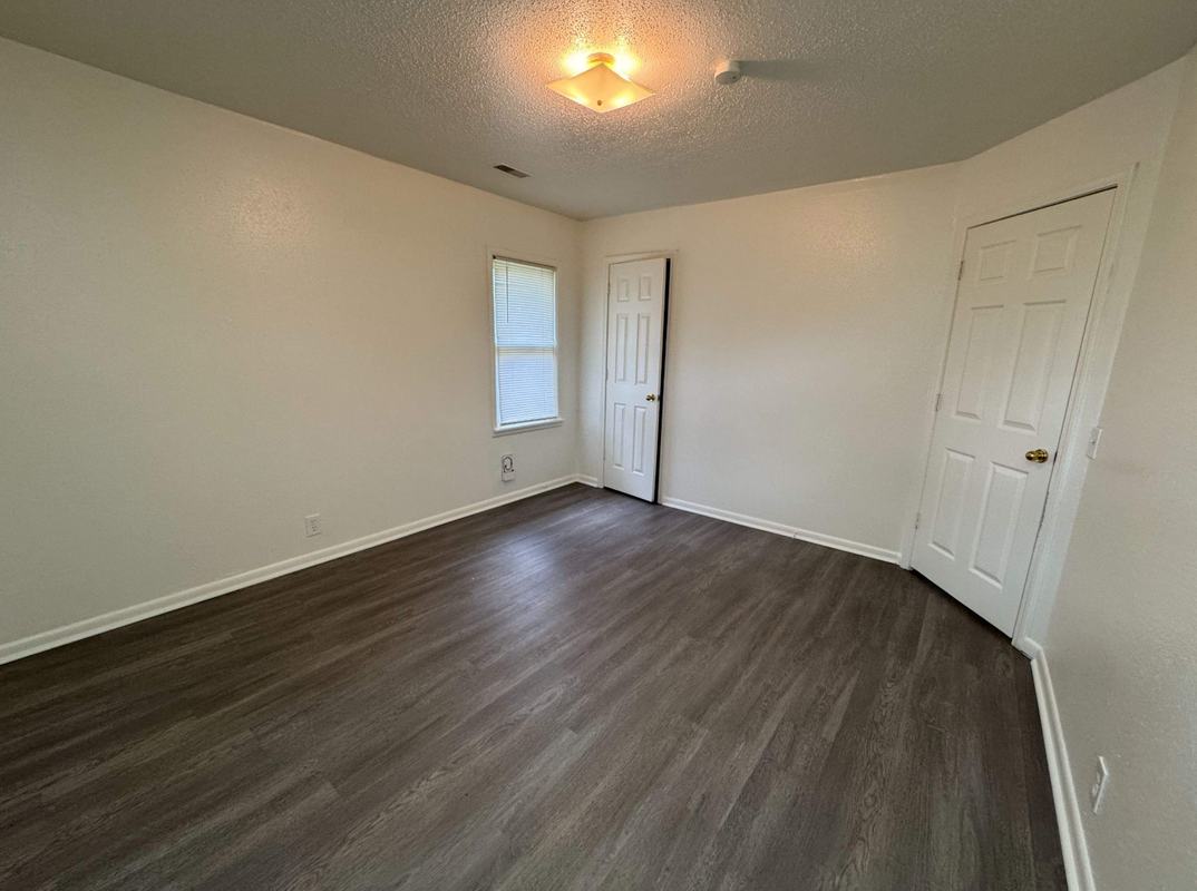 209 Commercial St - Photo 5 of 10