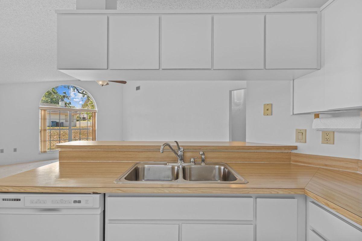 1247 Venetia Dr - Photo 3 of 18