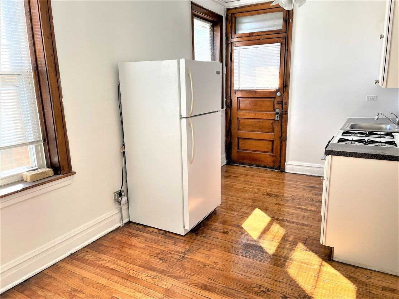 4824 W Addison St - Photo 5 of 17