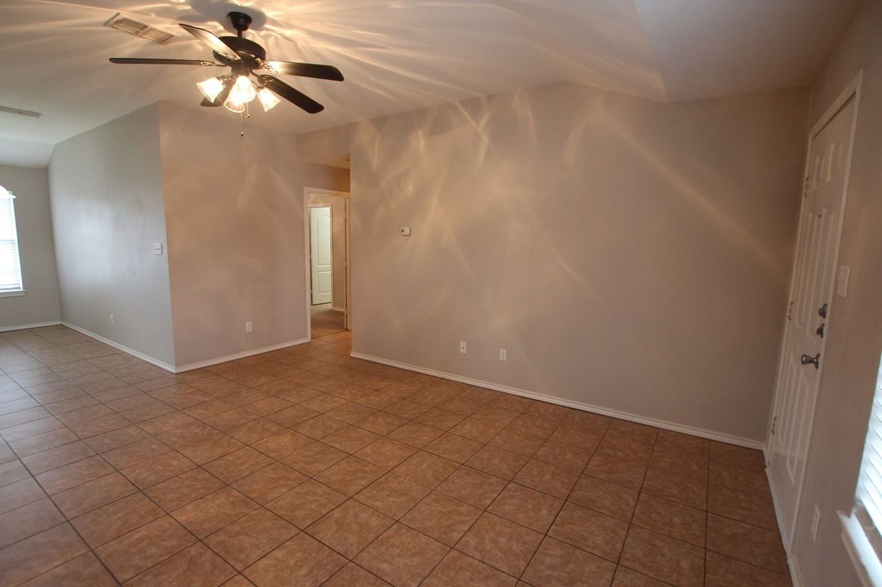 18067 Loring Ln - Photo 4 of 19