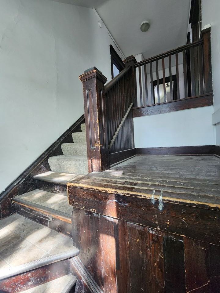 455 NE Campus Street - Photo 3 of 26