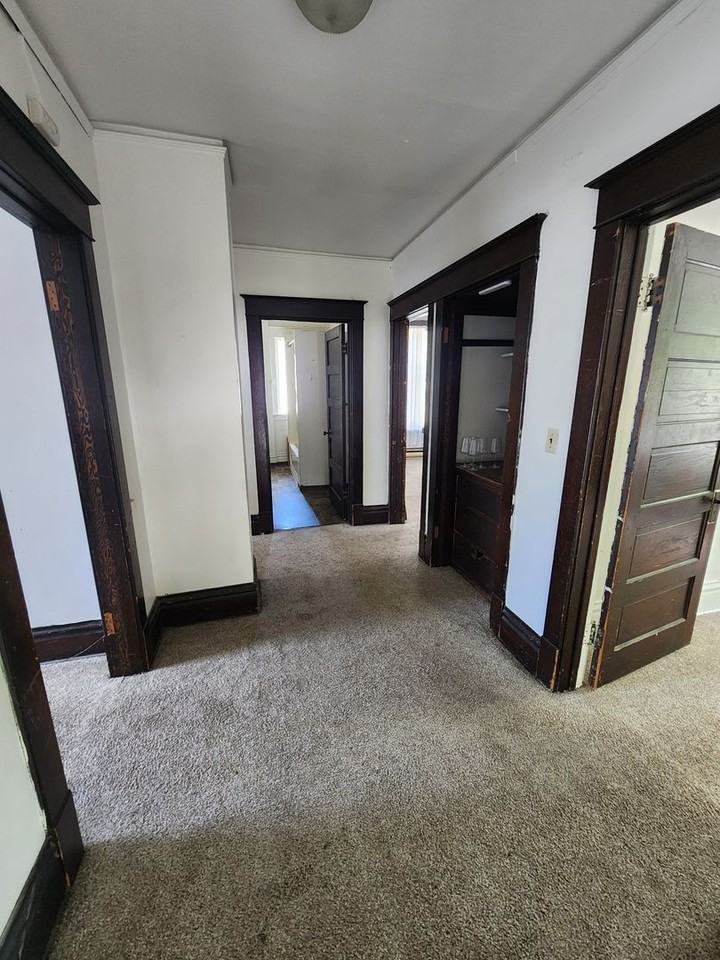 455 NE Campus Street - Photo 4 of 26