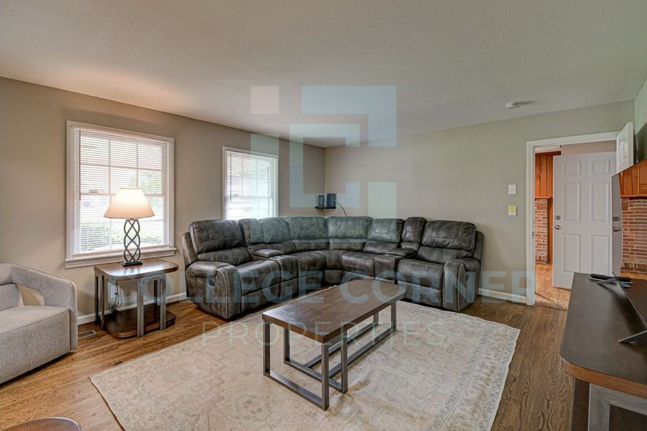 810 Polo Rd - Photo 2 of 26