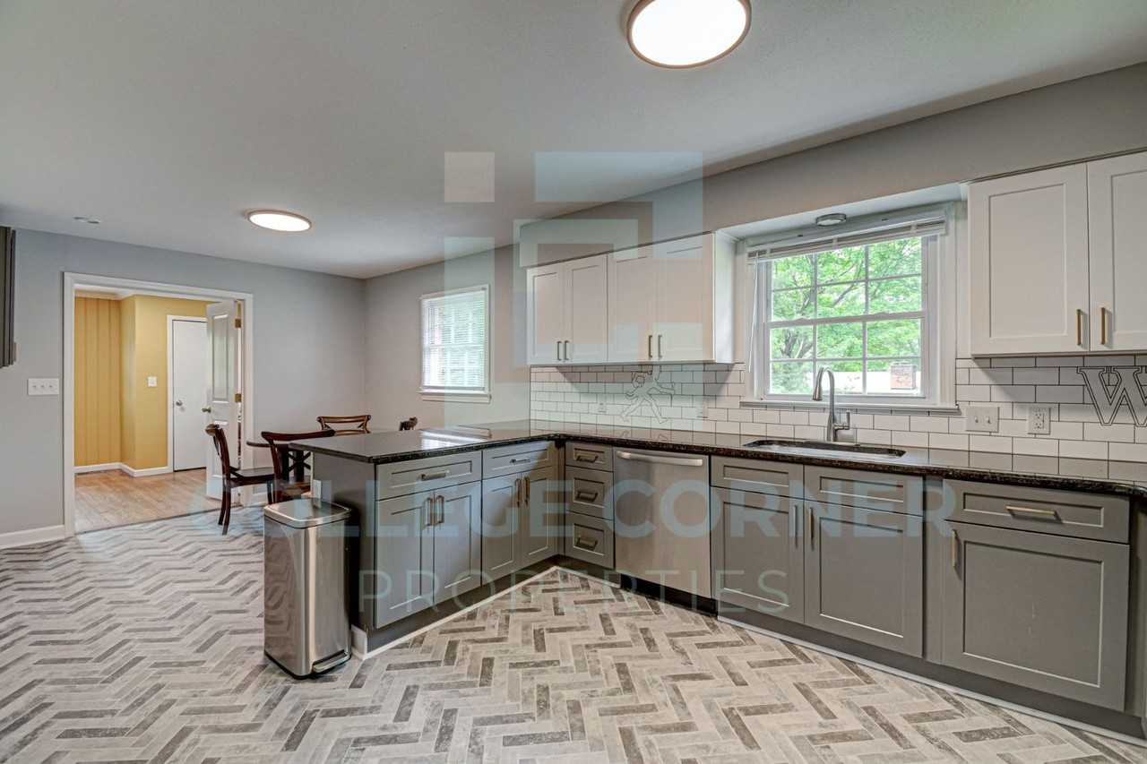 810 Polo Rd - Photo 3 of 26