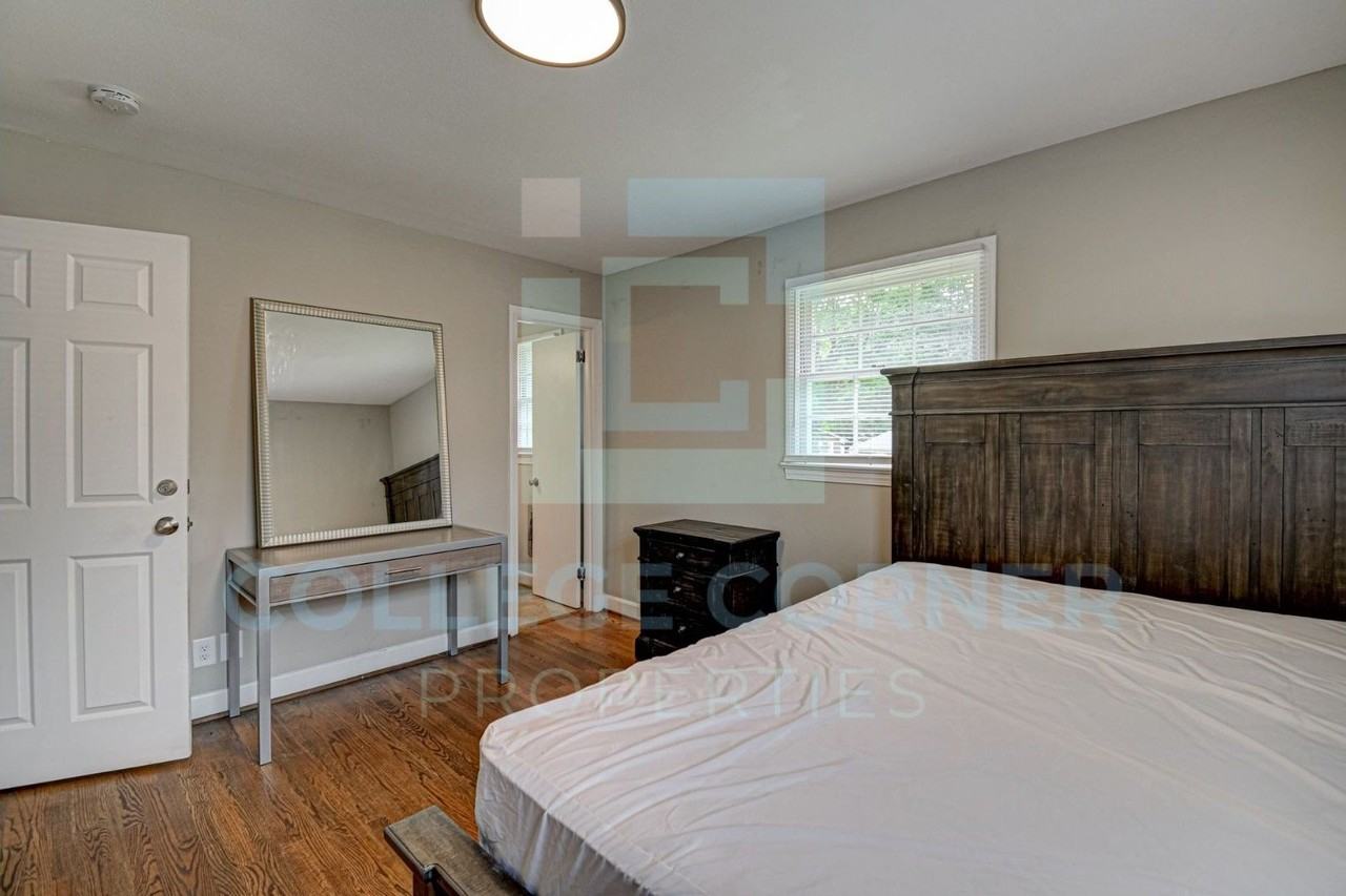 810 Polo Rd - Photo 4 of 26