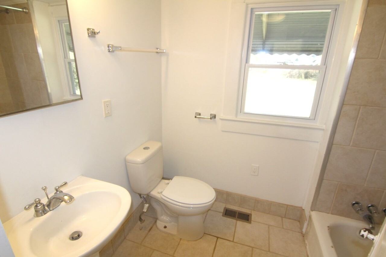 512 W 8th St - Photo 2 of 13