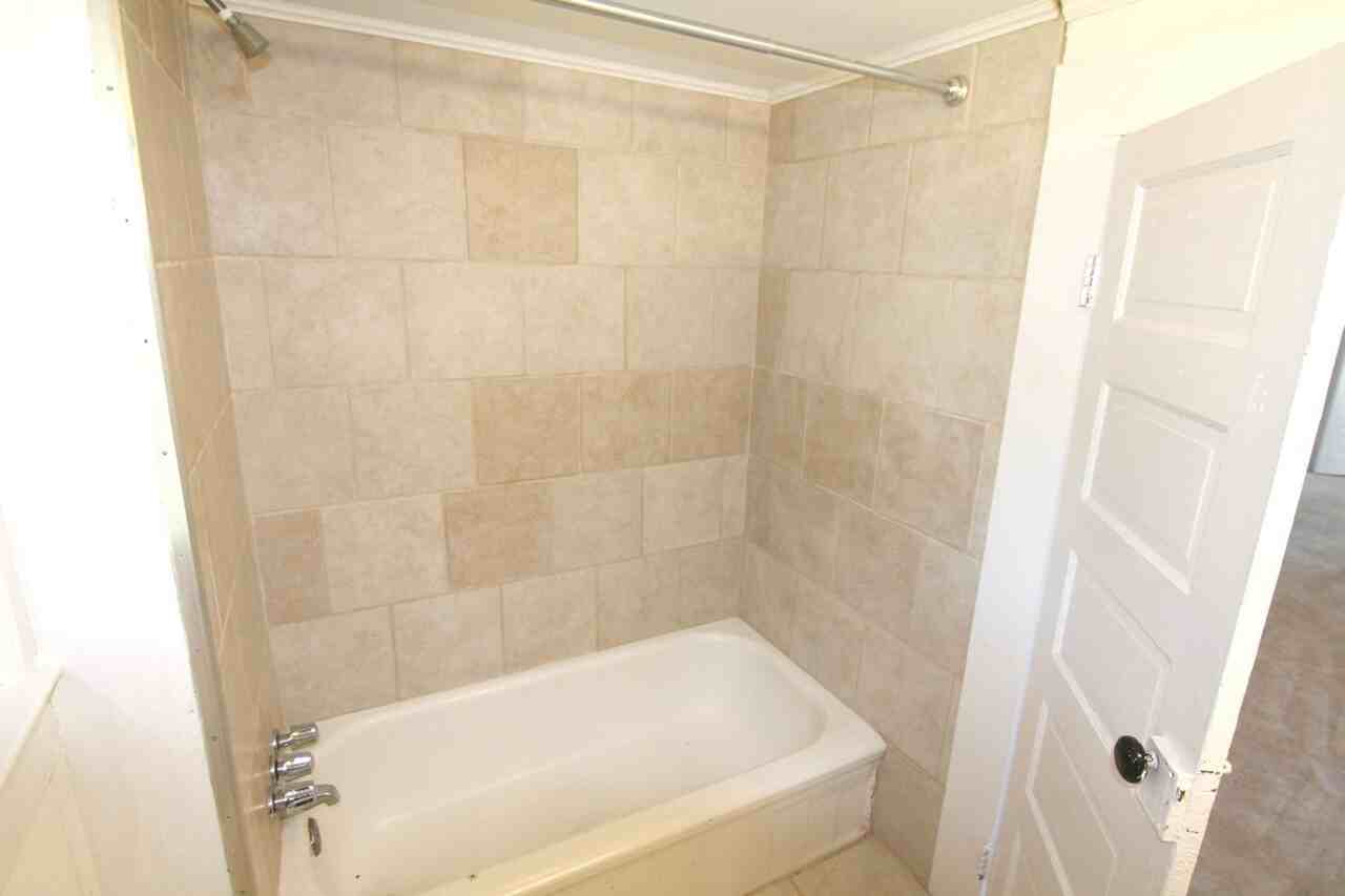 512 W 8th St - Photo 3 of 13