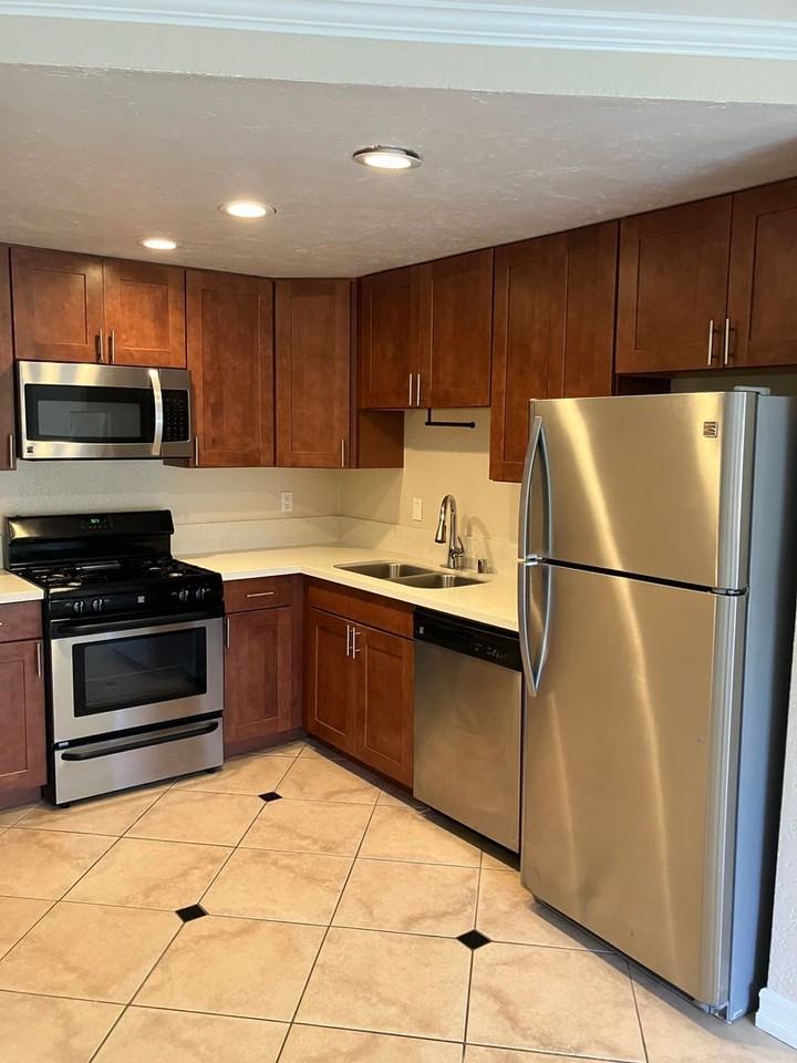 Great location, & 2 weeks free !!! - Photo 4 of 26