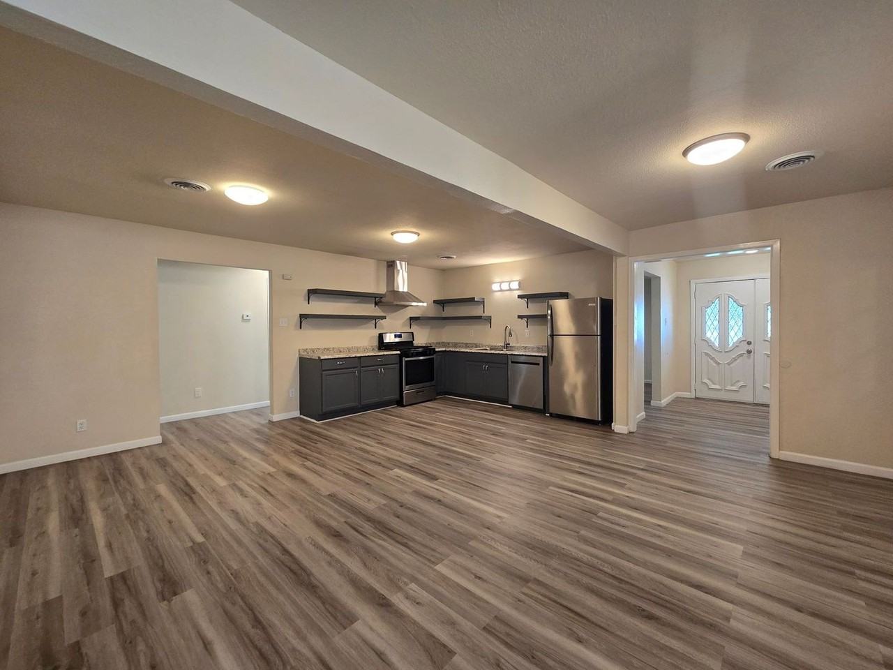 501 W Voelter Ave - Photo 4 of 28