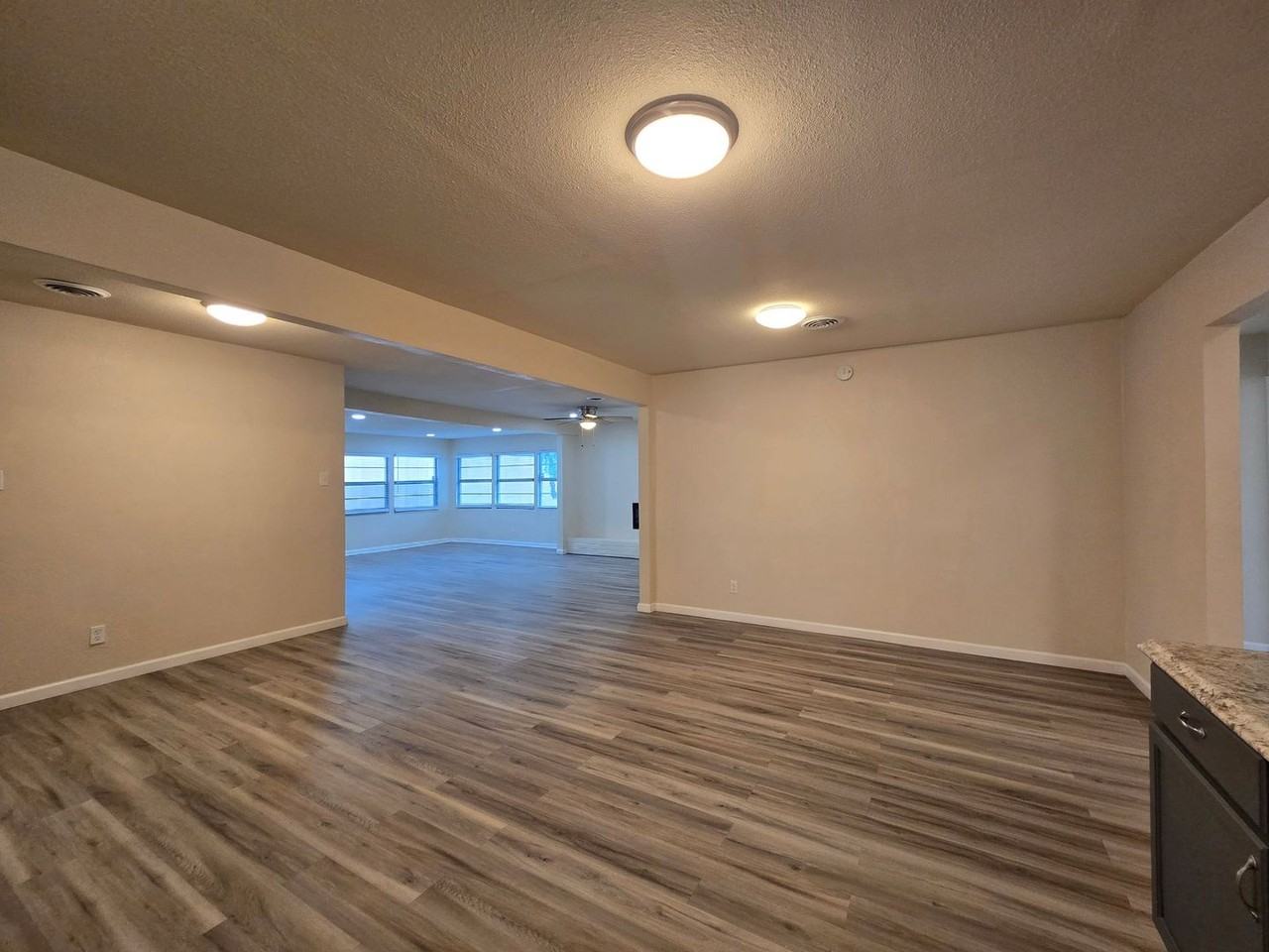 501 W Voelter Ave - Photo 7 of 28