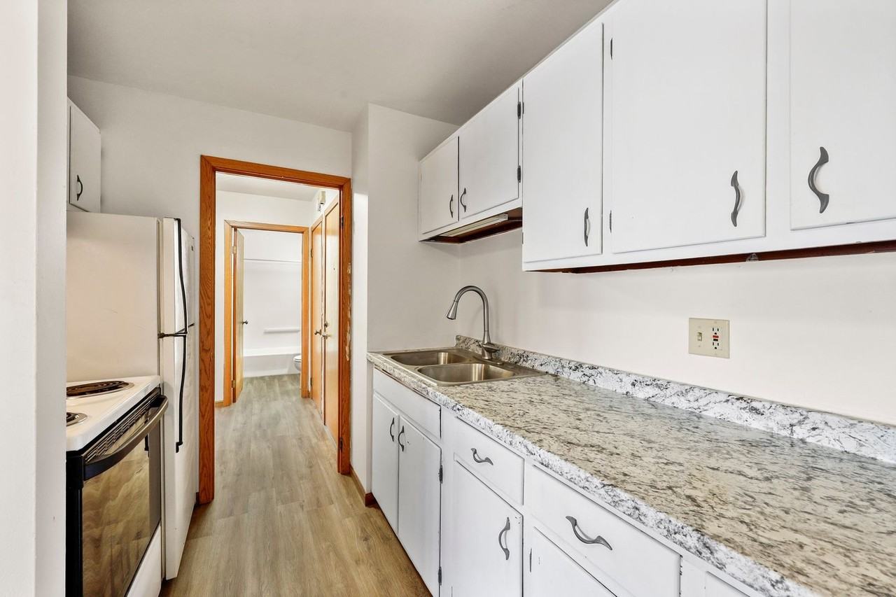 1121 W Carriage Dr #10 - Photo 4 of 19