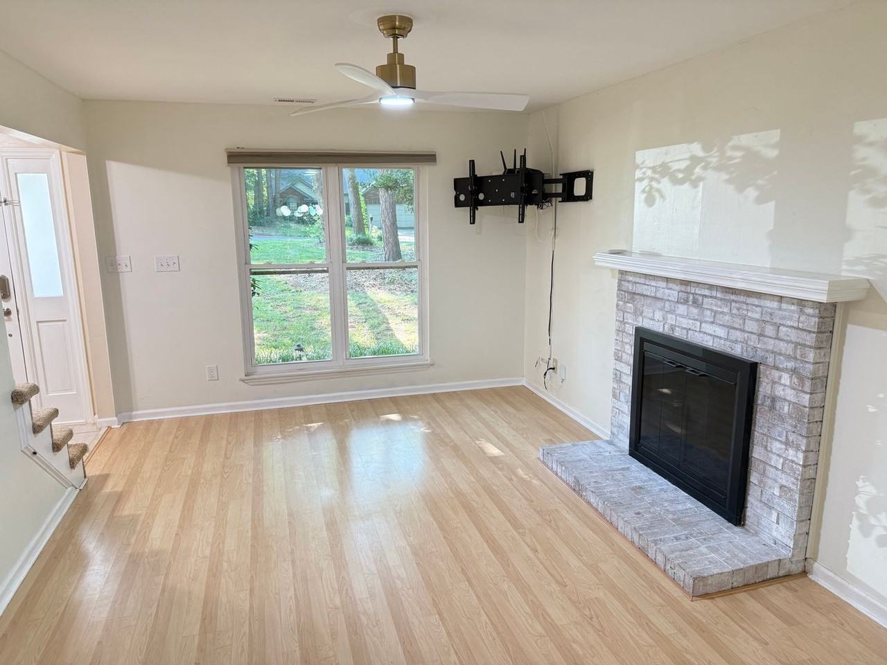 203 Aurora Ln - Photo 4 of 19