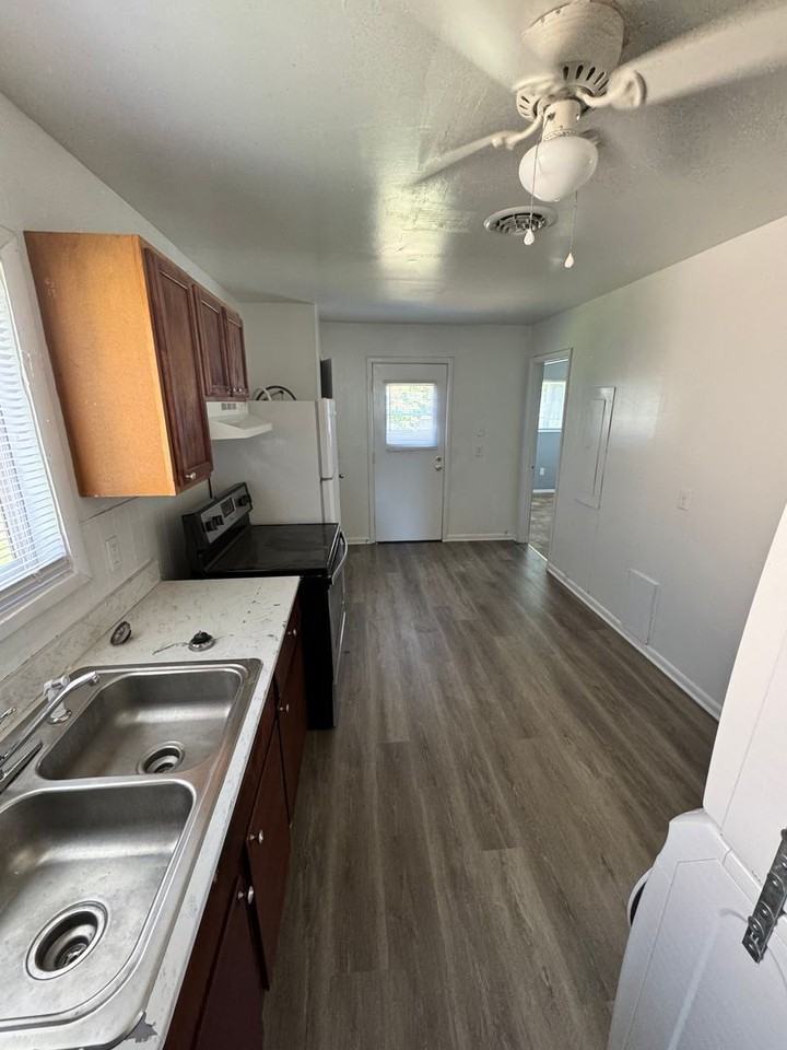 800 Akron St - Photo 6 of 13