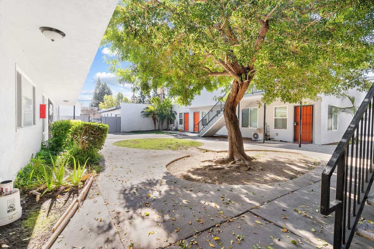 10442 Lampson Avenue - Photo 2 of 4