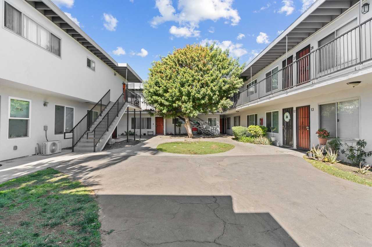 10442 Lampson Avenue - Photo 3 of 4