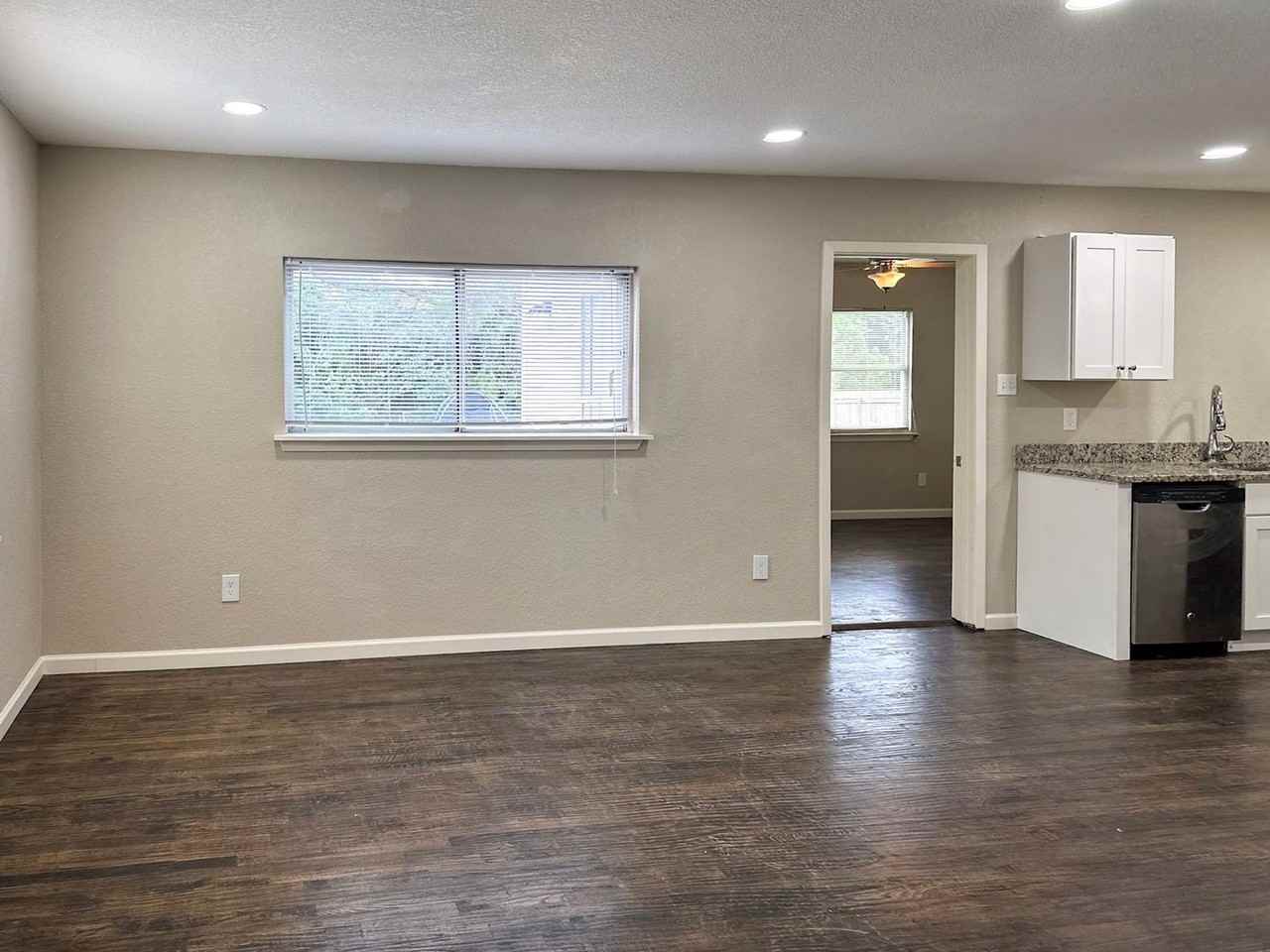 5619 Iowa St - Photo 3 of 12