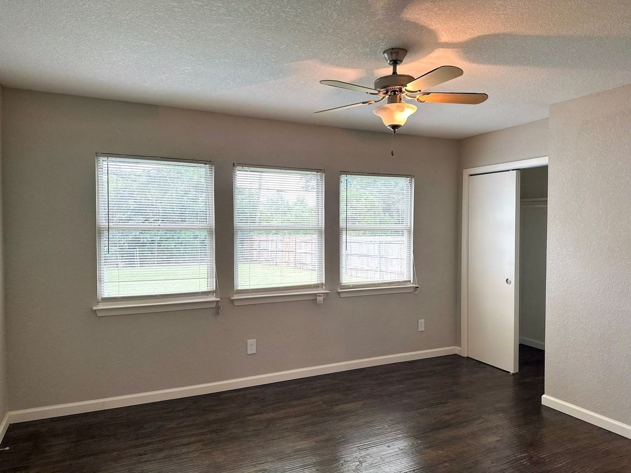 5619 Iowa St - Photo 5 of 12