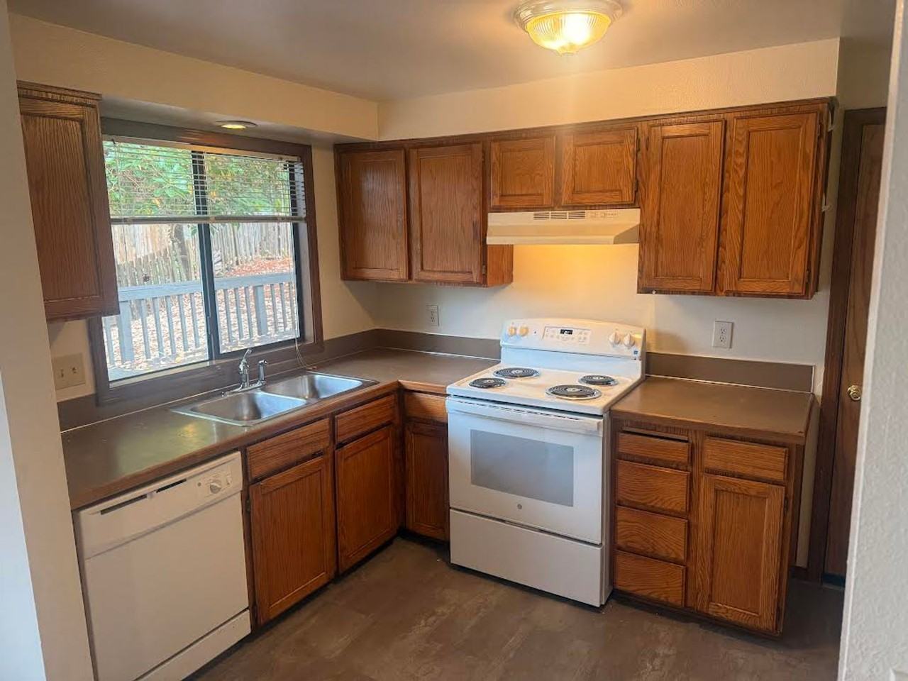 6086 Sw 161st Ave - Photo 2 of 19