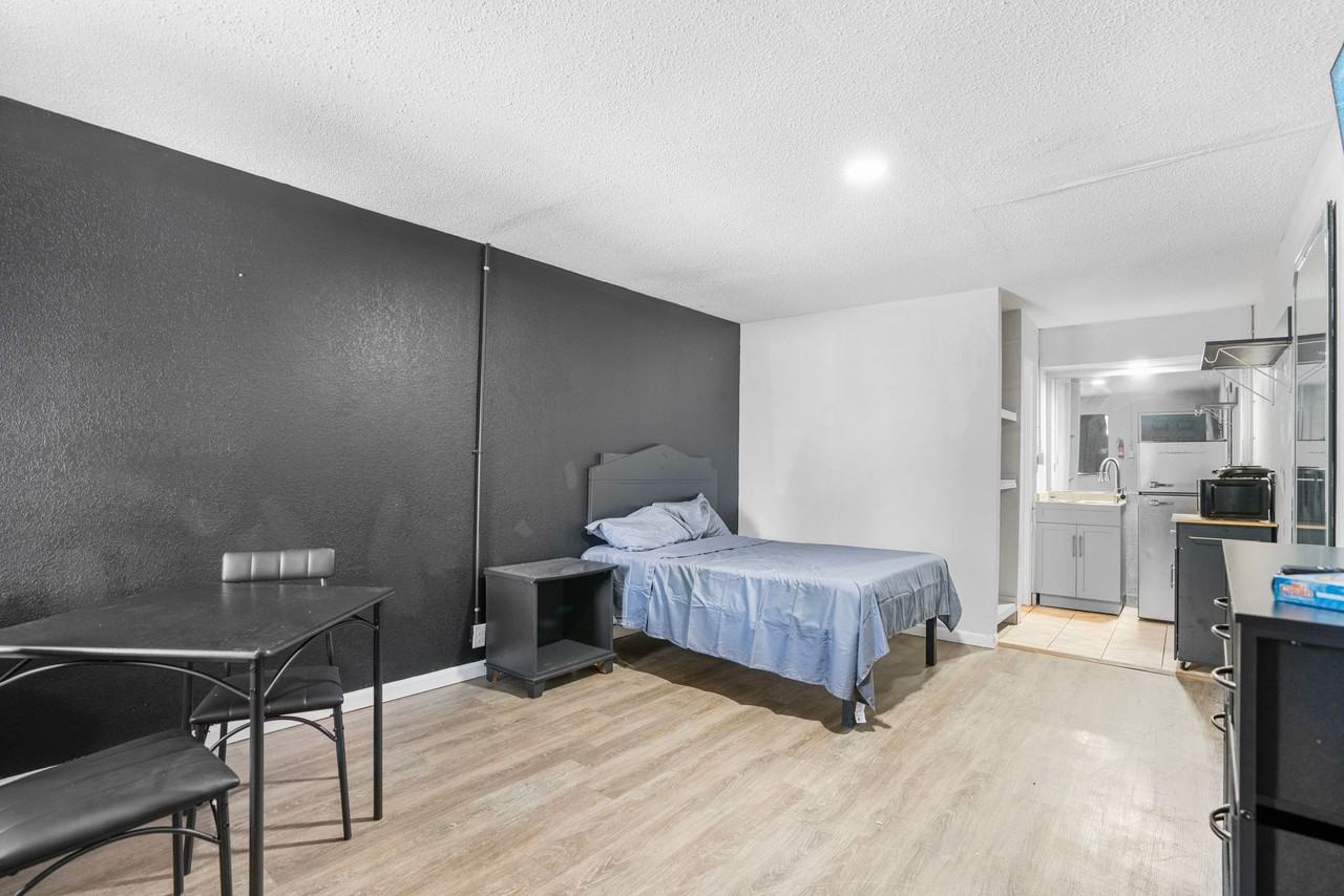 905 Providence Blvd - Photo 2 of 34