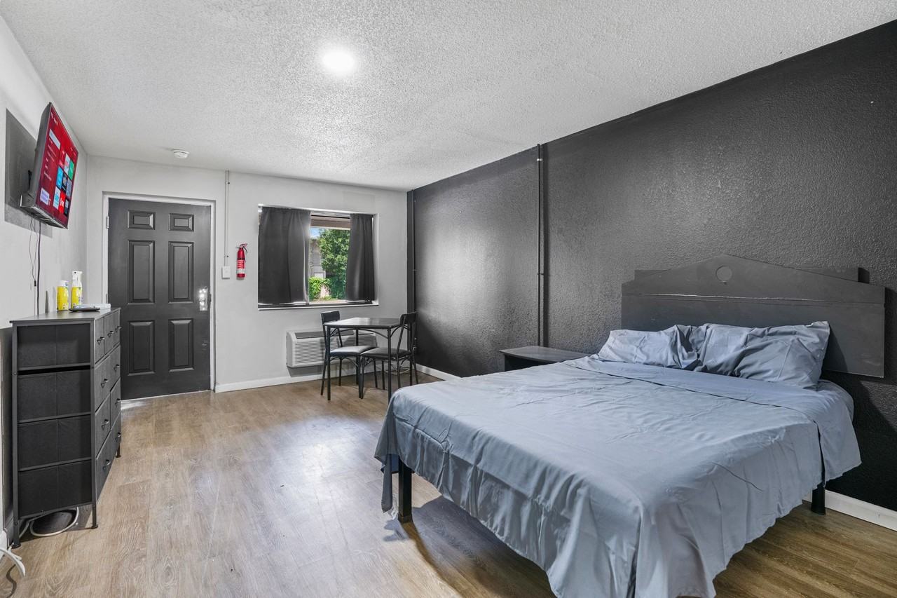 905 Providence Blvd - Photo 4 of 34